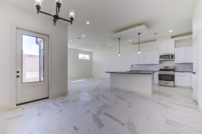 Building Photo - 2919 El Fenice Ln