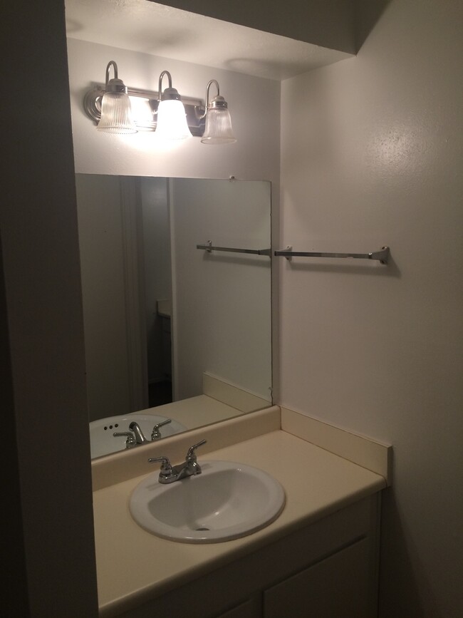 Foto del edificio - Spacious 2-Bedroom Unit with Vinyl Plank F...