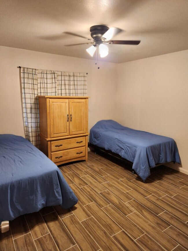 Building Photo - 2bd 2 ba ground level unit