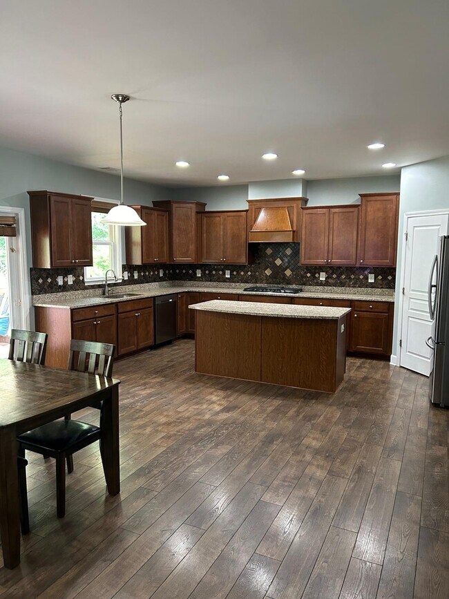 Building Photo - 6940 Ashford Manor Way