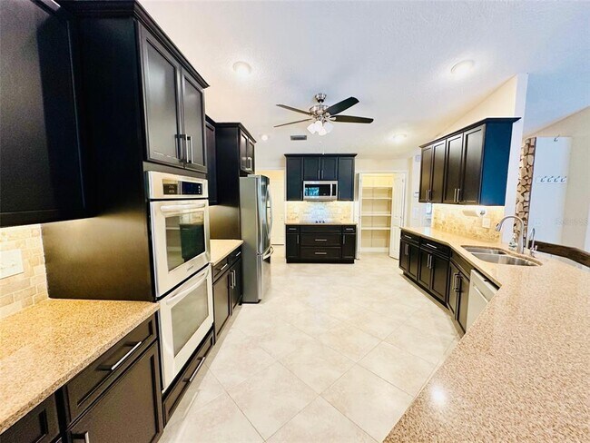 Foto del edificio - 3015 Tall Pine Dr