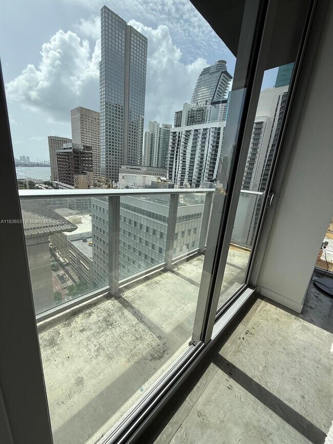 Foto del edificio - 151 SE 1st St