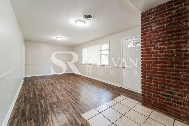 Foto del edificio - One-level living at its best in this 3 BR,...