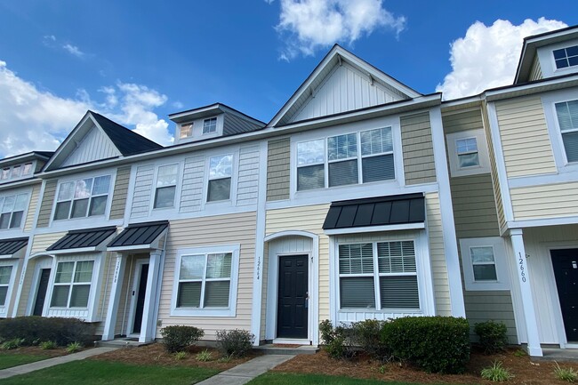 Building Photo - 12664 Persimmon Tree Dr