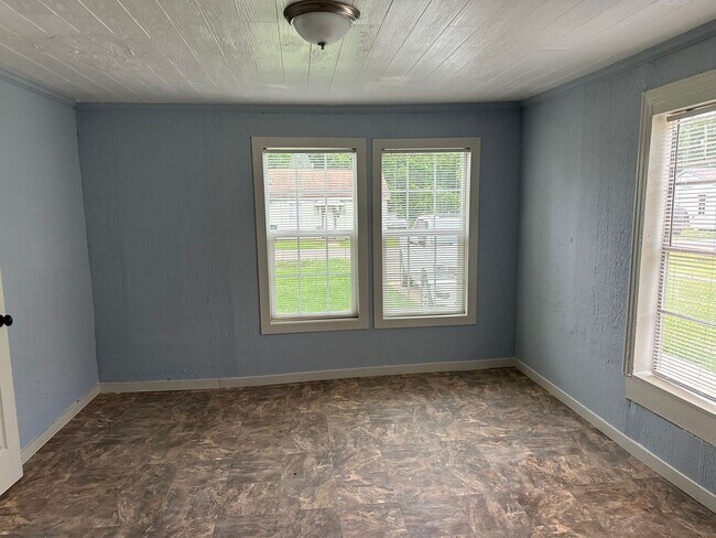 Building Photo - **3BR/1BA HOME IN BOSSIER CITY**