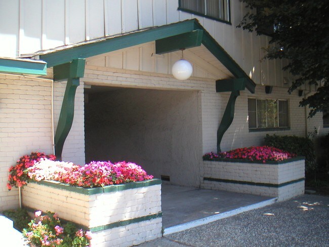 Building Photo - 4001 Hamilton Ave