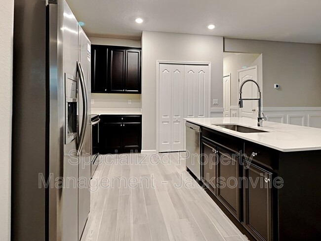 Building Photo - 10288 Benson Lake Dr
