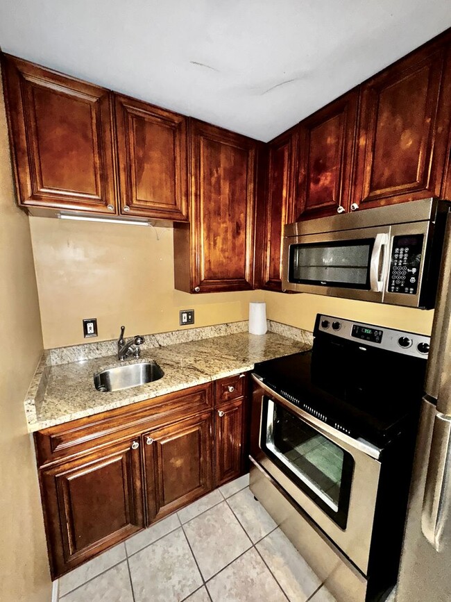 Building Photo - Beach Living 1 bedroom Condo