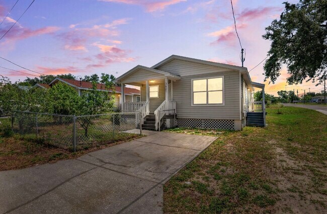 Frente - 3801 Carroway St