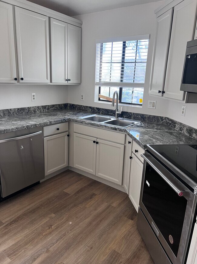 New appliance kitchen - 2030 W Bloomfield Rd