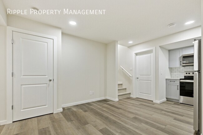 Photo du bâtiment - WONDERFUL 1 BED/ 1 BATH LOWER UNIT ONLY!