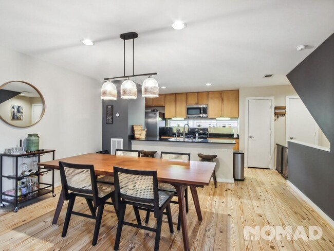 Foto del edificio - 3 Bedroom Townhome in Houston, Montrose/Mi...