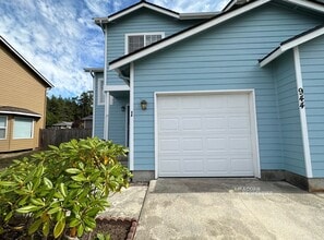 Building Photo - 944 NW Quarterdeck Loop