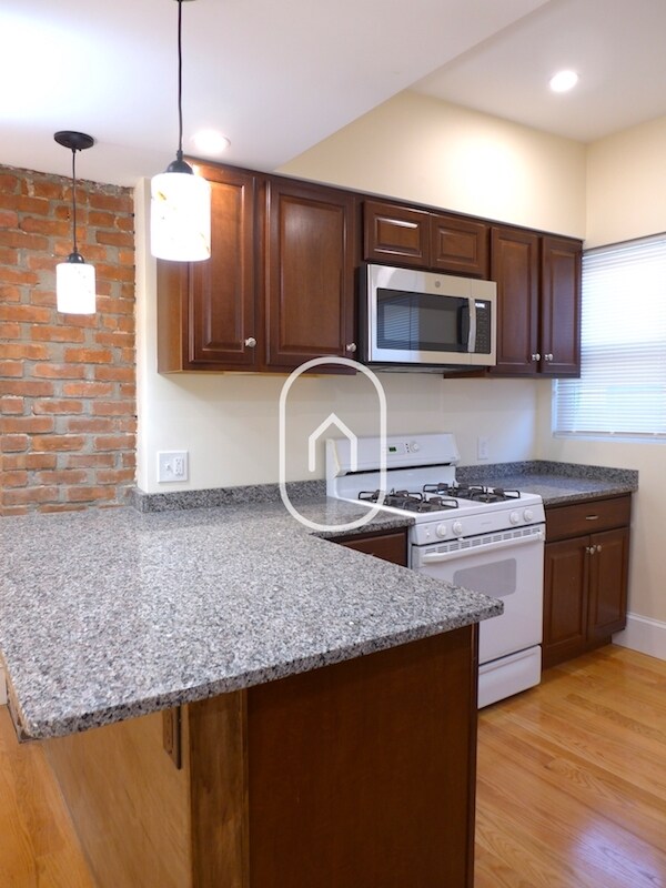 Building Photo - 32 Montfern Ave