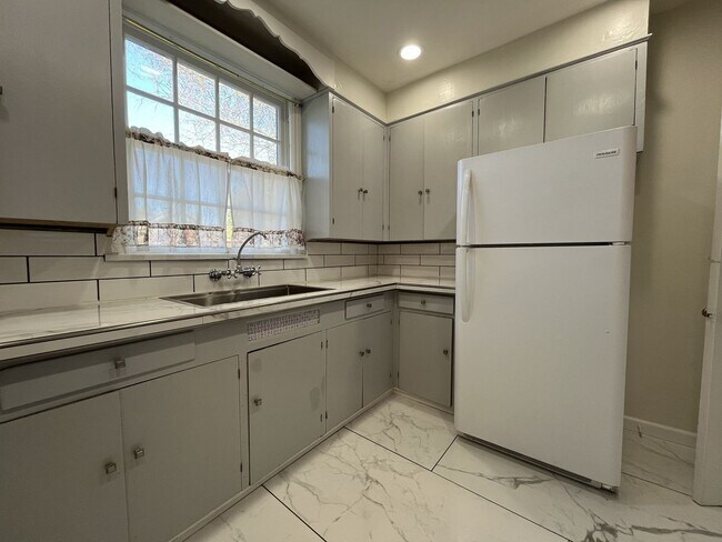 Building Photo - Spacious Multi-Level Living with Vaulted Ceilings and Backyard Access