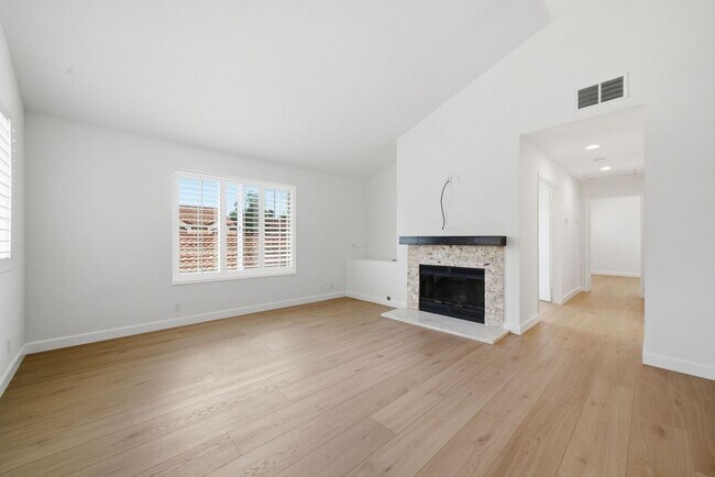 Foto del edificio - Remodeled Upstairs End Unit In Coral Gardens