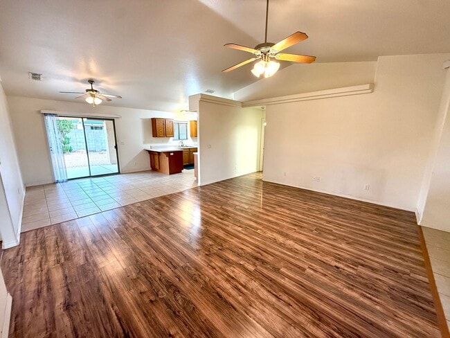 Foto del edificio - Available Now- Great 3 Bedroom Home in the Ranch at Long Mountain subdivision with Solar!