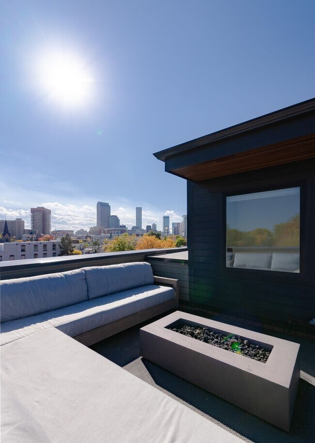 Foto del edificio - Modern 2 Bed 3 Bath Town Home Available Now!!