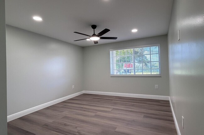 Foto del edificio - 1707 Village Blvd