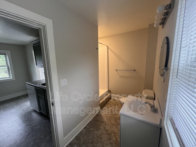 Foto del edificio - 700 Clancy Ave NE