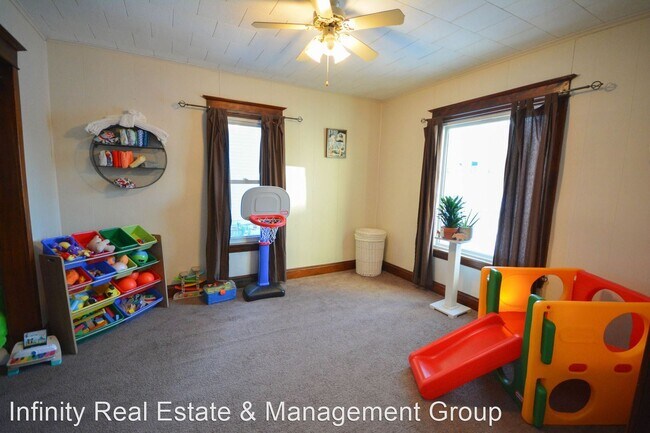 Building Photo - 3 br, 2 bath House - 1001 Center St E