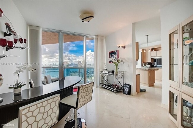 Foto del edificio - 2 br, 2.5 bath Condo - 300 S Pointe Dr Apt...