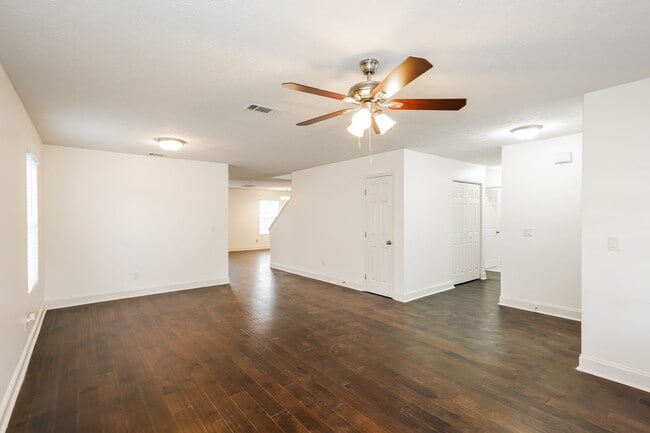 Foto del edificio - 5636 Dory Dr