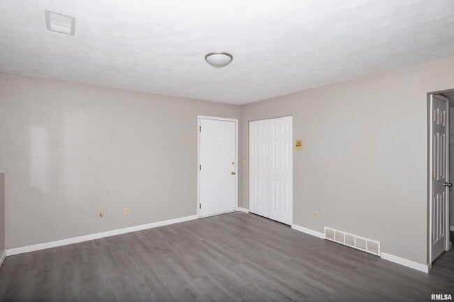 Foto del edificio - 3430 Holiday Ct