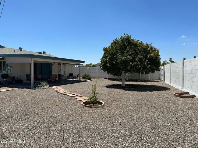 Foto del edificio - 10926 W Greer Ave