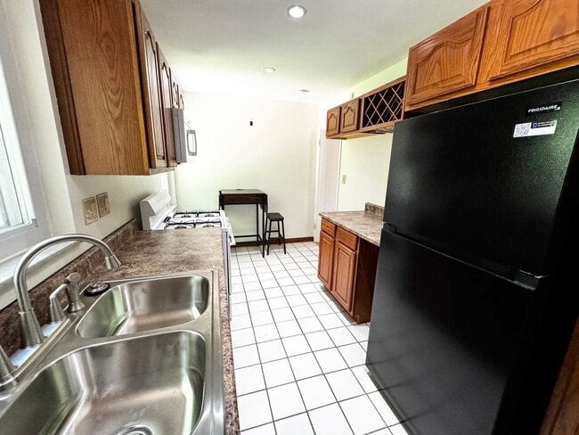 Building Photo - BRENTWOOD BEAUTY -- Available Now!!