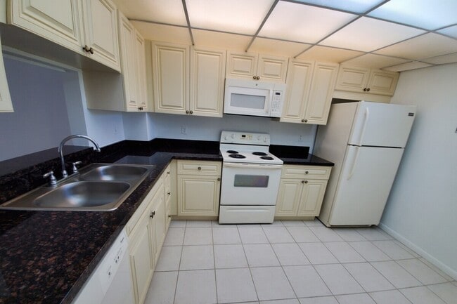 Cocina actualizada de 12 pies x 8,8 pies - Sherwood Square Apartments