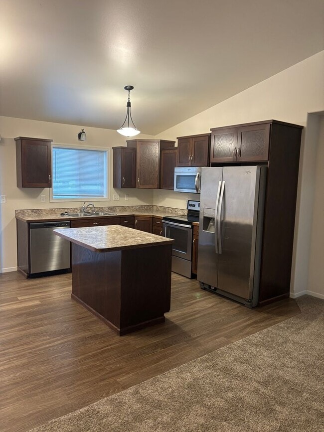 Building Photo - 3 Bed 2.5 Bath Single Family Home