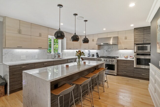 Foto del edificio - 328 Brewster St