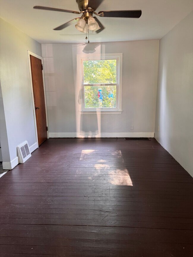 Foto del edificio - 372 Emerson Ave