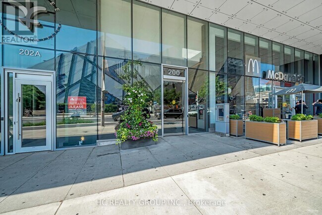 Photo du bâtiment - 200-200 Bloor St W