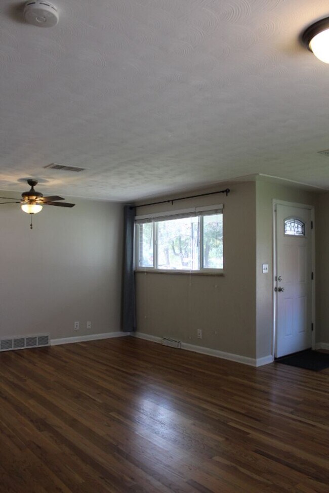 Building Photo - Stunning 3 bedroom/ 1 3/4 bath Ranch in Ha...