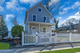 Building Photo - 814 Dunlewy St