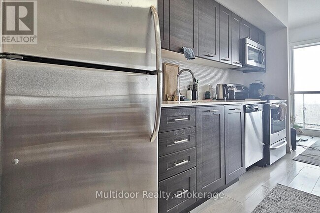 Photo du bâtiment - 2220 Lake Shore Blvd W