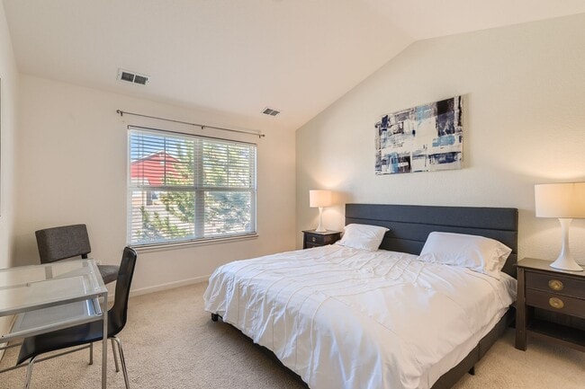 Building Photo - Comfortable 2 BDR / 2 BA Condo in Golf Com...