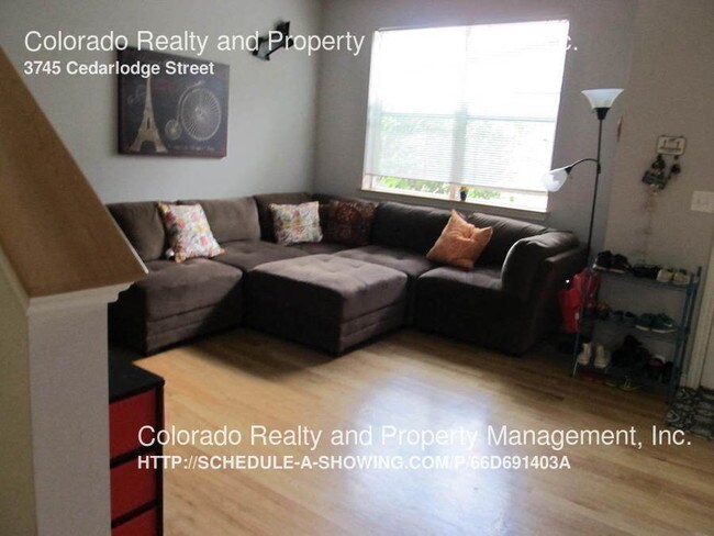 Foto del edificio - 3745 Cedarlodge St