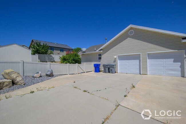 Foto del edificio - 3987 Lake Mountain Dr