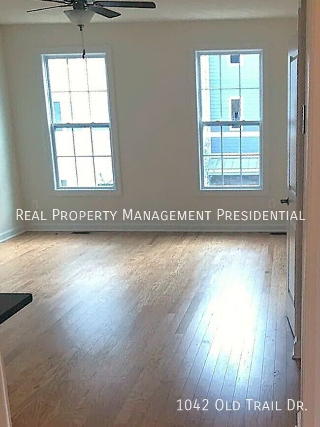 Building Photo - 4-Bedroom Townhome in Old Trail Village