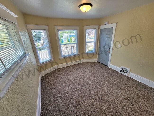 Building Photo - 2629 Roosevelt Rd