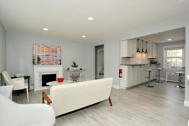 Building Photo - 100 Huguenot Ave