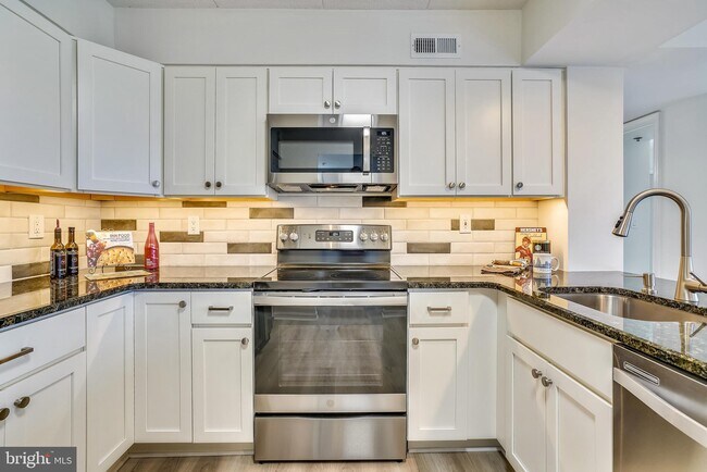 Foto del edificio - 7317 Eden Brook Dr