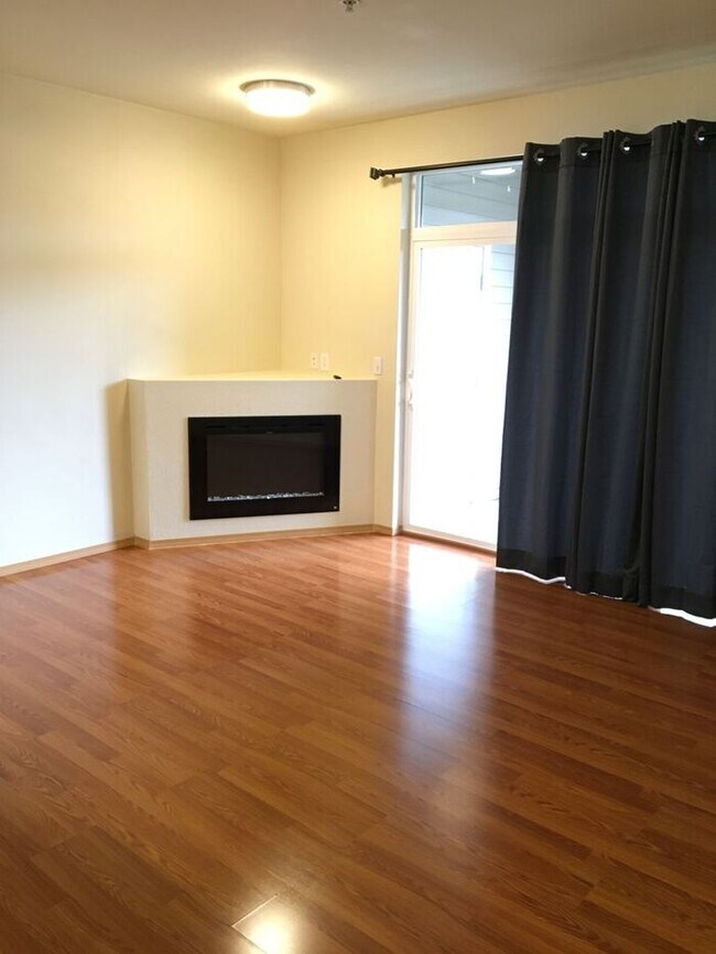 Foto del edificio - AVAILABLE NOW Spacious condo near shopping