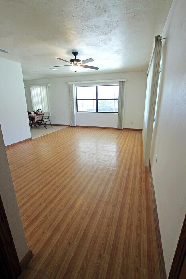 Foto del edificio - 128 Moriarty St NW