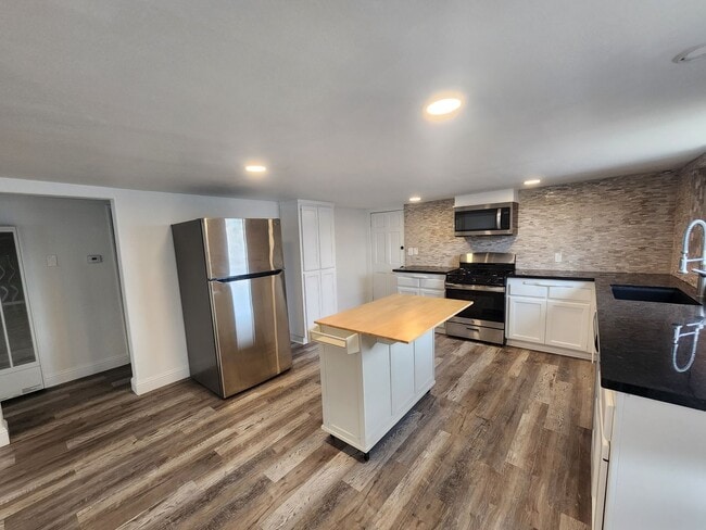 Building Photo - 2 Bed, 1 Bath Home *Gas and Electric Inclu...