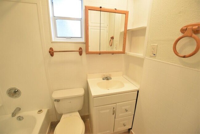 Building Photo - 1212 Jamajo Blvd
