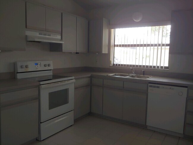 Foto del edificio - 2200 W Silver Hill Ln